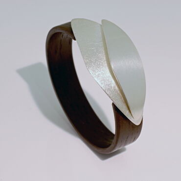 B1089 Armreif aus Silber und Ebenholz, Siberelement schwenkbar