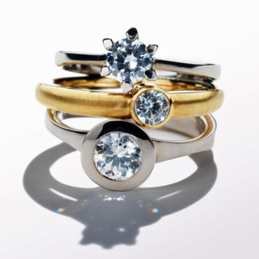 Individuell gestaltete Verlobungsringe aus Gelb- und Weißgold mit Brillanten