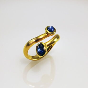 Ring aus 750er Gelbgold mit zwei Safircabochons