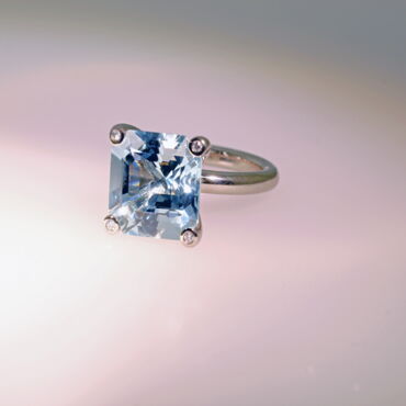 Ring aus 750er Weißgold mit Aquamarin, ca.15x15 mm und 4 Brillanten