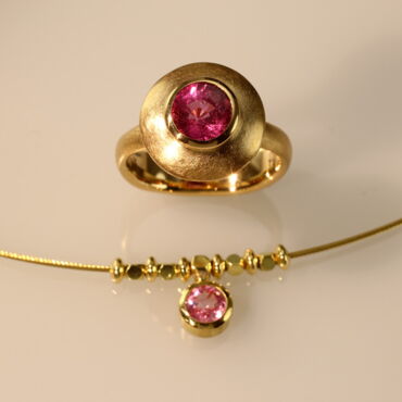 Ring und Anhänger aus 750er Gelbgold mit Pinksafir