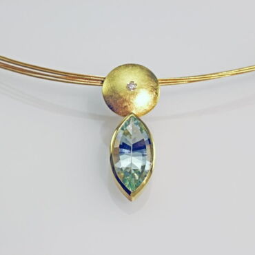 Anhänger aus 750er Gelbgold mit Aquamarin,Spiegelschliff,Navetteform und Brillant,ca.19x14 mm