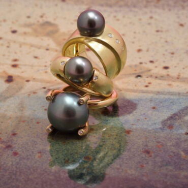 Drei Ringe aus 750er Gelbgold, Tahitiperlen und Brillanten