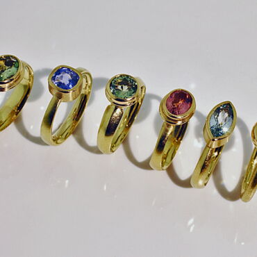 Kleinere Goldringe aus 750er Gelbgold mit Turmalin, grün und rosa, Aquamarin und Tansanit