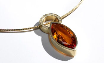 Anhänger aus 750er Gelbgold mit Citin in Navetteform,ca.14x30mm,Brillanten