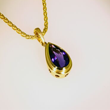 Anhänger und Kette aus 750er Gelbgold mit Tansanittropfen, ca. 16x12 mm