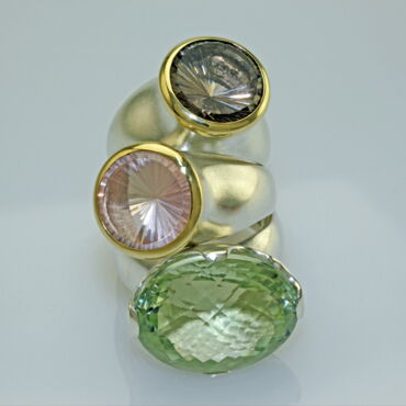 Drei Ringe aus Silber, Gelbgold 750 mit Rauchquarz, Rosenquarz und Prasiolith